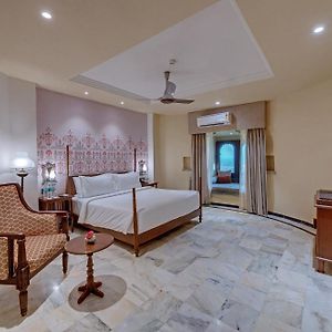 Hazel Suite Bathtub