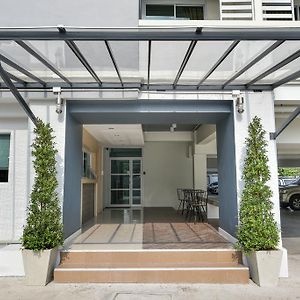 B32 Apartment